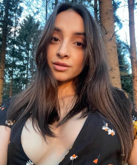 Olivia Linz model akt archiv