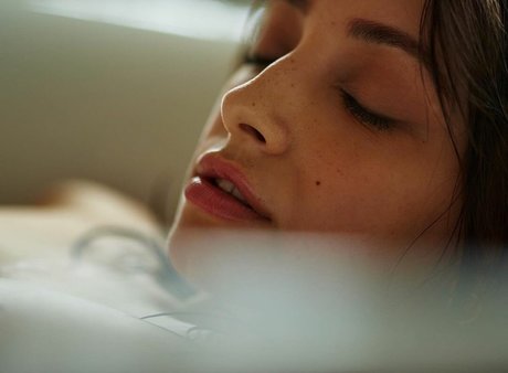 Olivia Linz nacktheit erotische bild