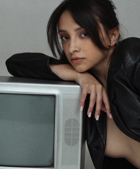 Olivia Linz schauspielerin perfekte bilder