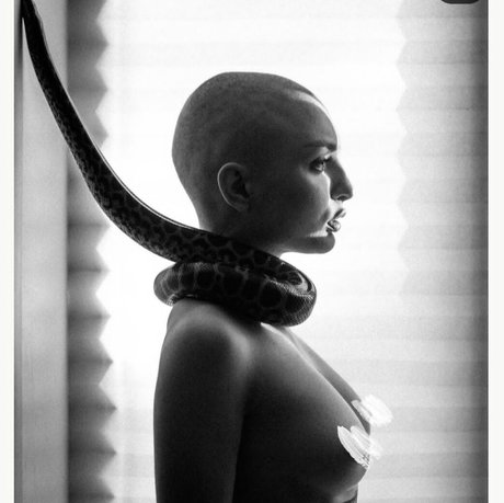 asiatische falsche titten onlyfans nacktheit akt fotos