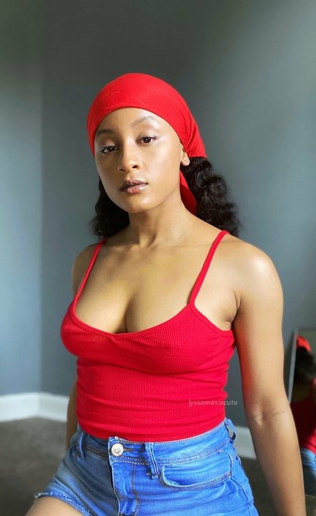 Alyssa Maxwell sexy nette foto