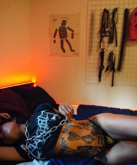 gutslaughter exklusive nacktheit foto