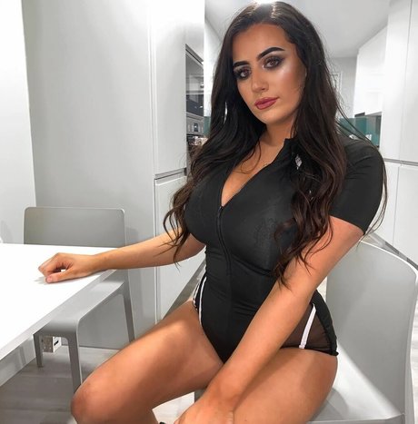 Ciara Lennon sexy top fotos