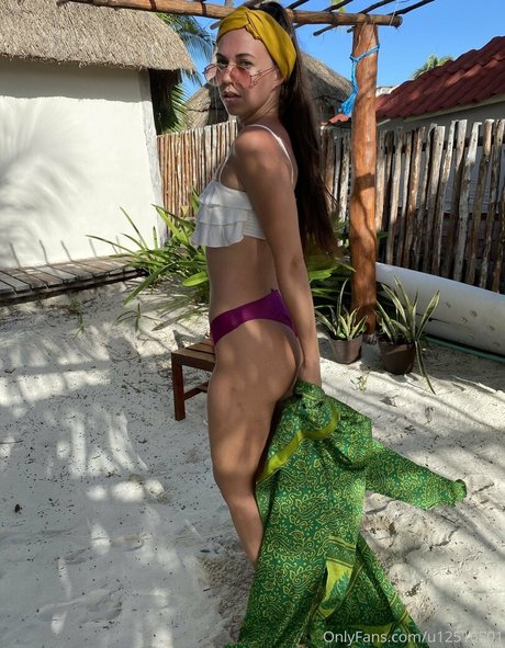 Explore with SARA model hübsche bild