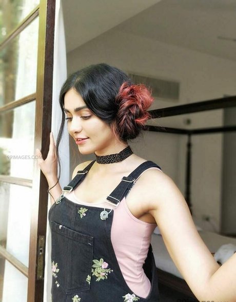 Adah Sharma nackt hübsche foto