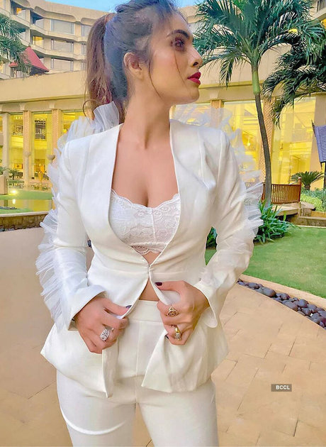 Neha Malik kunst erwachsene bilder