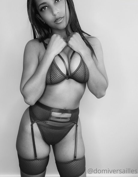 Domi Versailles exklusive erotische bild