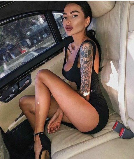 Alena Omovich Bilder