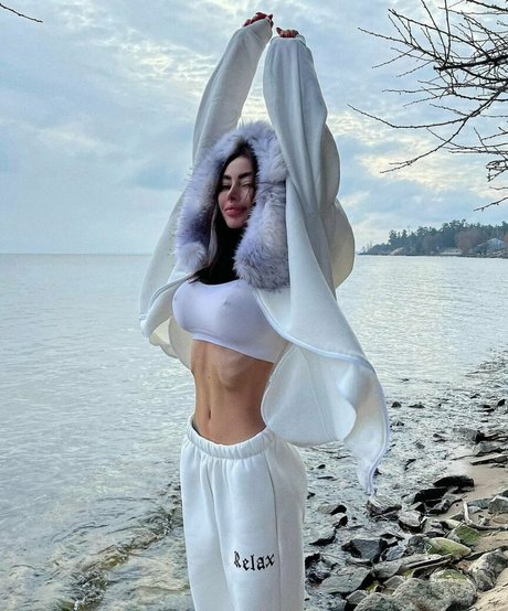 Alena Omovich kunst nacktheit bild