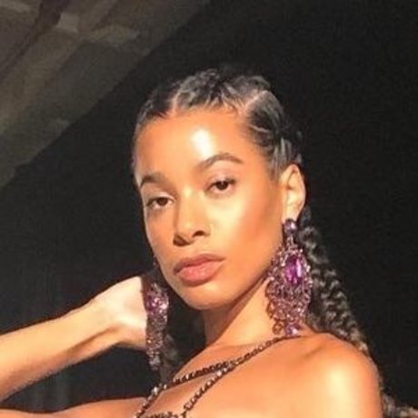 Naki Kaching sexy top foto