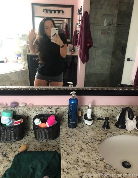 Savannah Roses top nackt foto