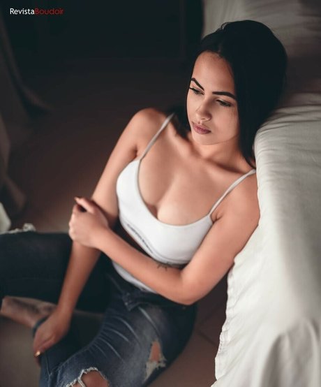 Daphine Quintanilha top akt bild