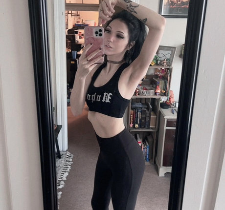 babymorte kunst nackt galerien