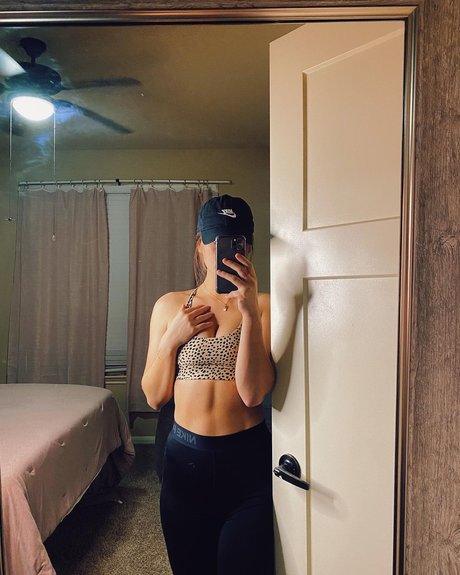 sportliche blonde onlyfans sexy top bilder