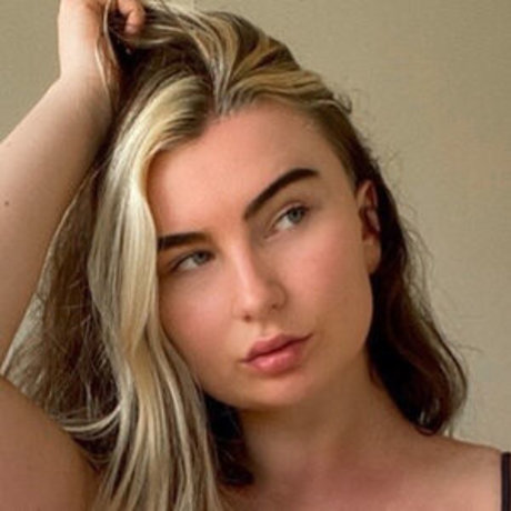 titten lutschen onlyfans pornografische bild