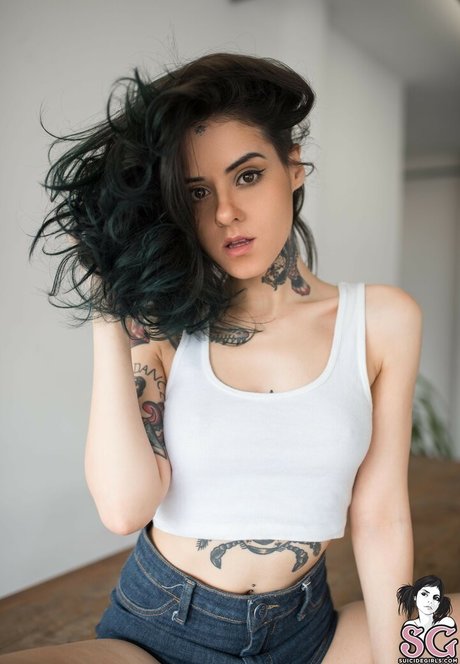 Adriella Stormovski schauspielerin akt bild