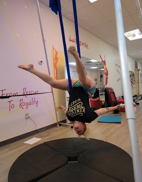 Skeletons twin schauspielerin akt galerie