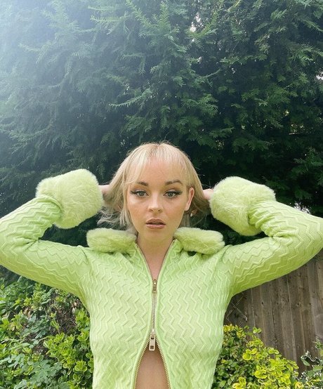 Emily Rose Perrin sexy nacktheit bild