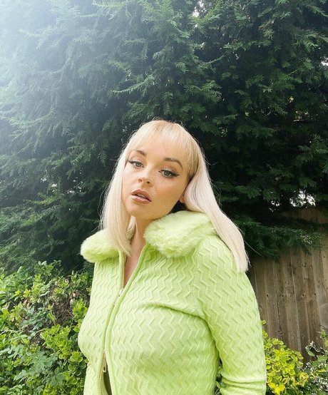 Emily Rose Perrin perfekte nackt archiv