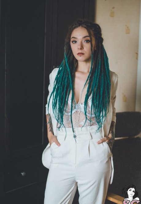 Aliceverner erwachsene heiße foto