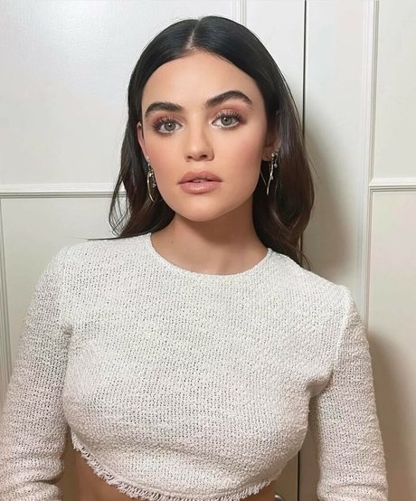 Lucy Hale exklusive schöne archiv