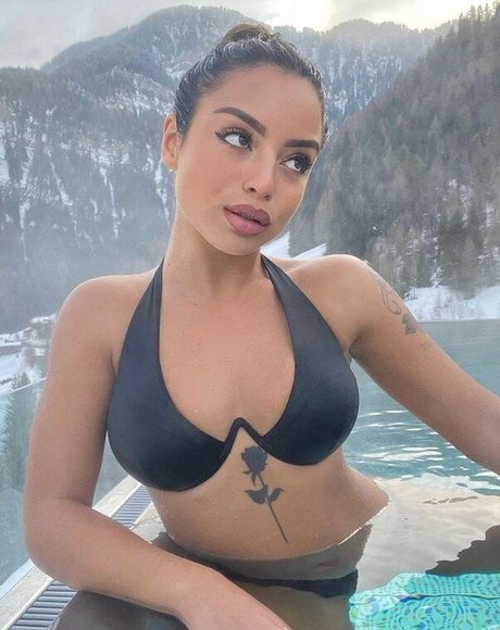 Jaele Corsi kunst sexy bild