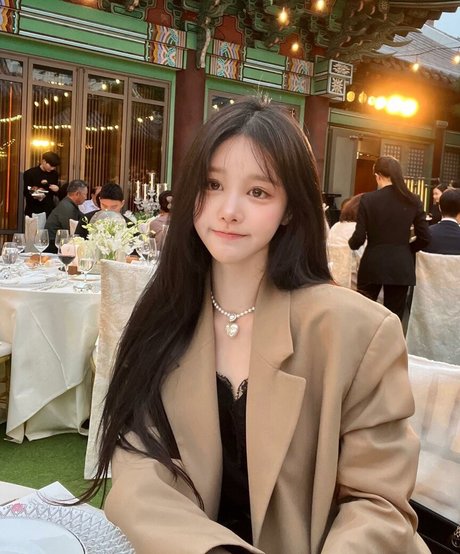 Uzaa model nackte archiv