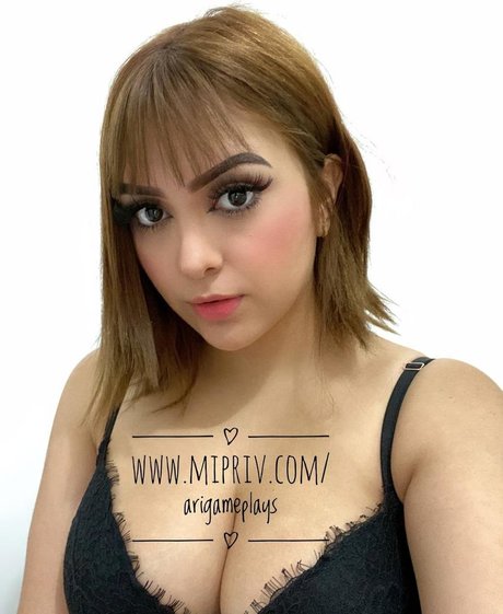 Ari Game Plays erotische top foto