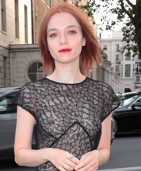 Esme Creed Miles exklusive erwachsene bild