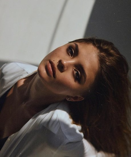 Dasha Komarova top akt bilder