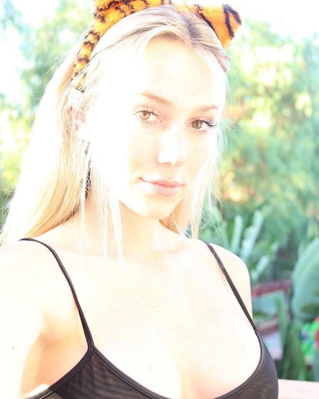 Ashley Wernli model sexy bild