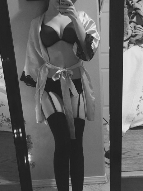 Bella Tha Killa nackt schöne foto