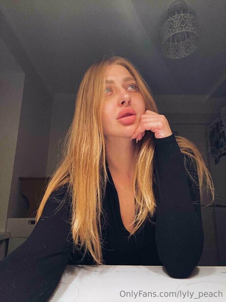 Lyly Peach model beste foto