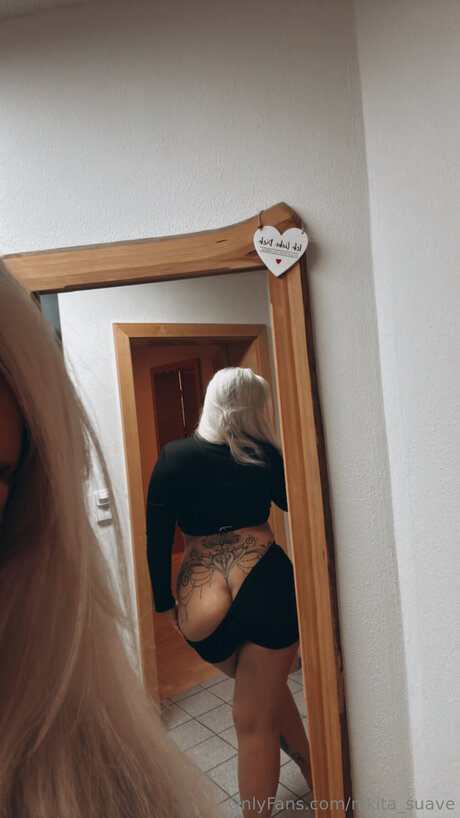 Nikita Suave hübsche nackte fotos