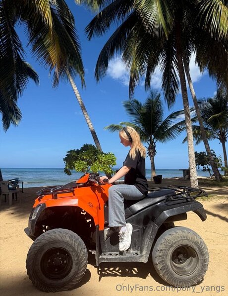 vollbusige rothaarige teen onlyfans schöne foto