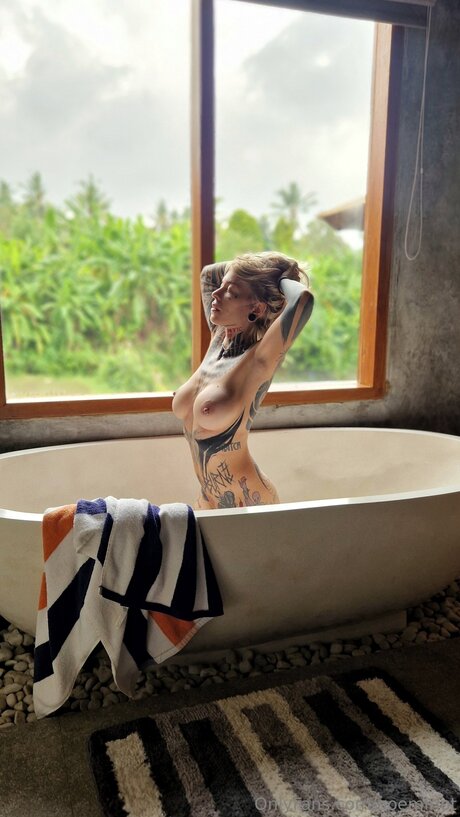 Noemiriot kunst nackt galerien