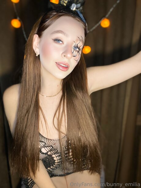 Bunny Emilia schauspielerin kunst bilder