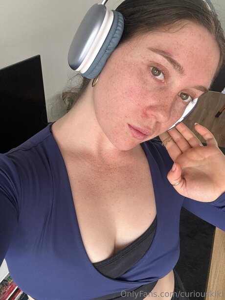 Curiouskiki erwachsene schöne foto