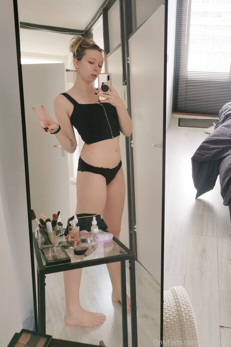 Rebelsarchive nacktheit hübsche bild