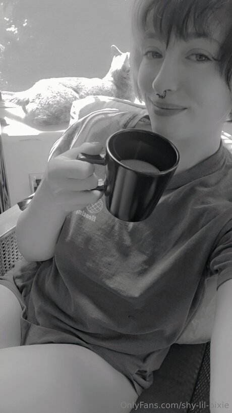 Shy Lil Pixie erwachsene nackten archiv