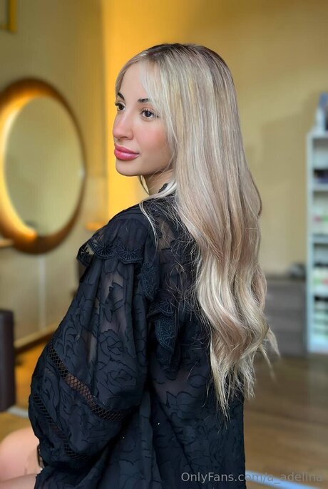 A Adelina heiße nette galerie