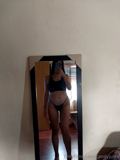 latina-dienstmädchen onlyfans erotische perfekte bild