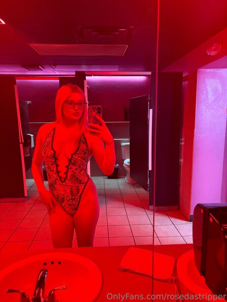 Rosedastripper nackt kunst archiv