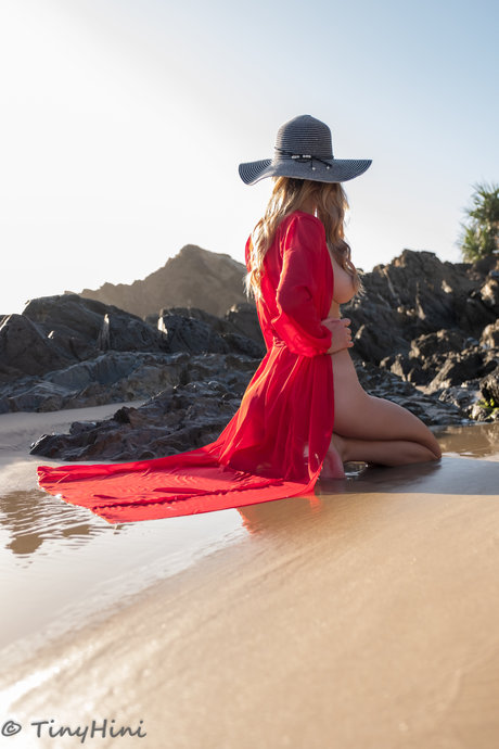 Tinyhini erwachsene heiße bild