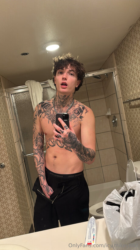 Icy Mikey888 xxx pornostar archiv