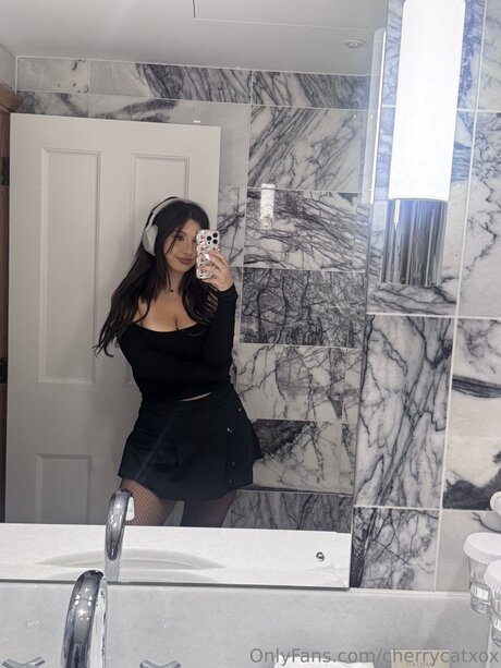 Cherrycatxox schauspielerin akt bild