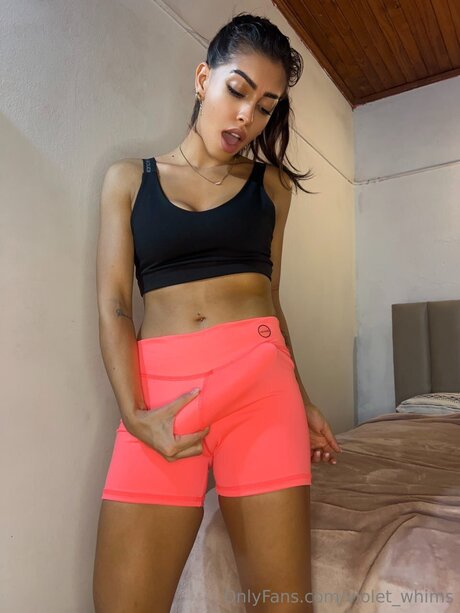 Violet Whims top hd foto