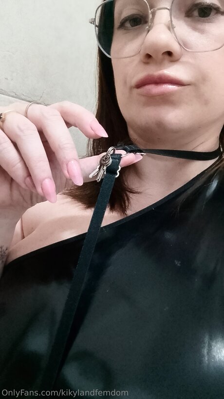 Kikylandfemdom exklusive nackten foto