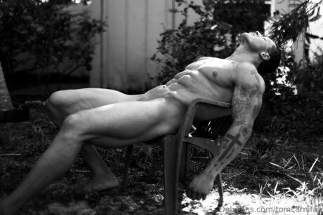 Tomtheb0mb erwachsene nackt bilder