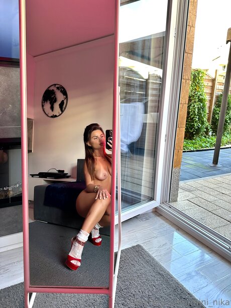 Mini Nika perfekte pornostar bilder